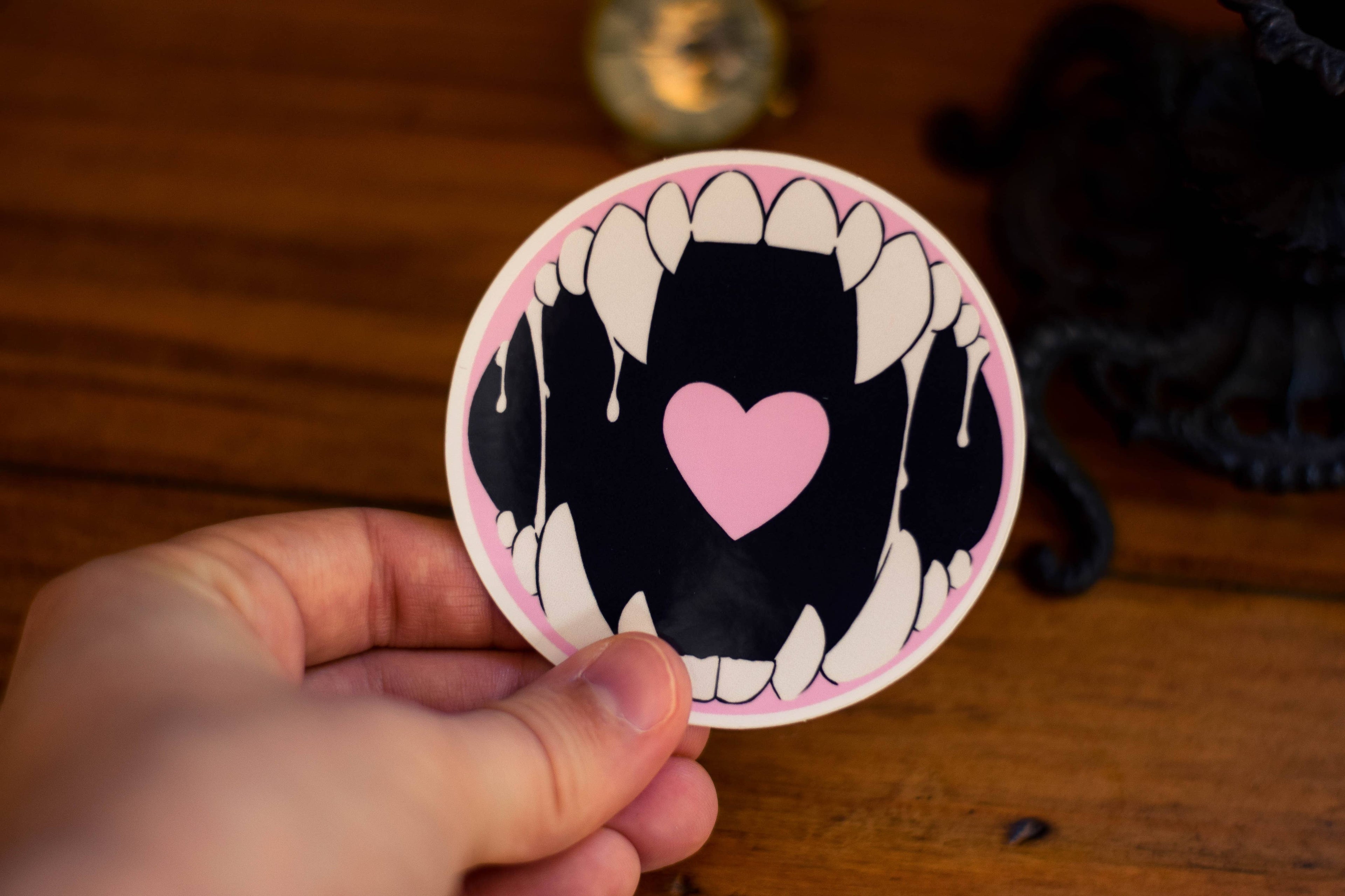 Autocollant rond monstre amoureux Maw